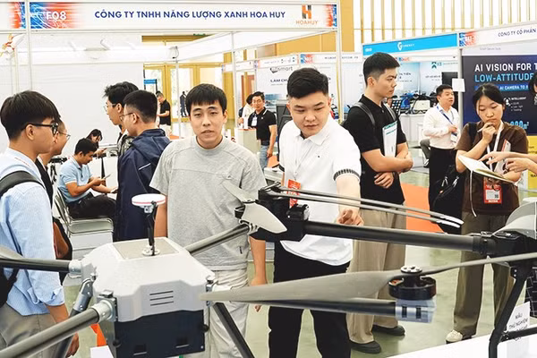 Sản phẩm UAV của doanh nghiệp Việt được giới thiệu tại triển lãm công nghệ. Ảnh: HẢI NAM