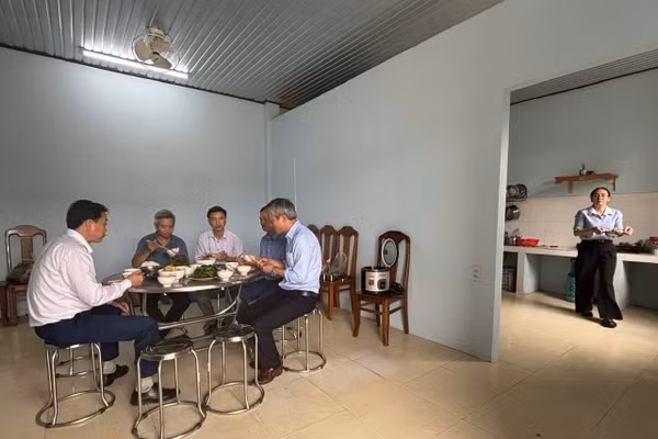 Bữa ăn trưa tự nấu của cán bộ đang công tác tại xã A Lưới 4 (TP Huế).