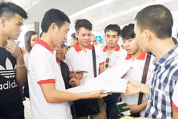 Người lao động làm thủ tục xuất cảnh tại sân bay.