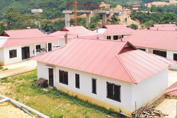 Một góc thôn Tà Han nằm phía dưới dự án cầu Tà Han trên đường mở mới từ Nam Cường sang tỉnh Tuyên Quang. Ảnh: TÙNG VÂN