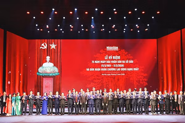 Tổng Bí thư Tô Lâm, các đồng chí lãnh đạo, nguyên lãnh đạo Đảng và Nhà nước, chụp ảnh lưu niệm cùng đại diện lãnh đạo, phóng viên, biên tập viên, viên chức và người lao động Báo Nhân Dân.