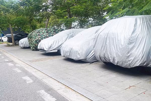 Ô-tô phủ kín bạt đỗ trên vỉa hè một số tuyến đường ở TP Huế.