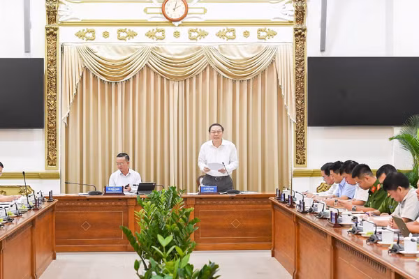 Bộ Nông nghiệp và Môi trường cùng Cục Cảnh sát phòng, chống tội phạm về môi trường (Bộ Công an) vừa có buổi làm việc với UBND Thành phố Hồ Chí Minh xoay quanh điểm nóng ô nhiễm KCN-TTCN Lê Minh Xuân.