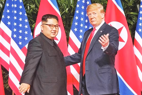Hai nhà lãnh đạo Triều Tiên (bên trái) và Mỹ gặp gỡ tại Singapore. Ảnh: XINHUA NEWS AGENCY