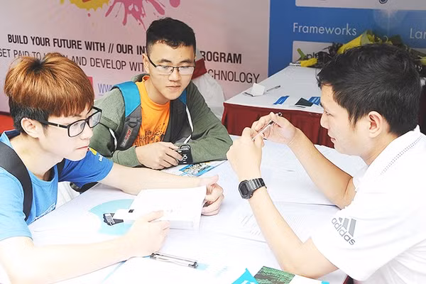 Tư vấn cho sinh viên các nghành học về công nghệ tại Đại học Quốc gia Hà Nội. Ảnh: NAM HẢI