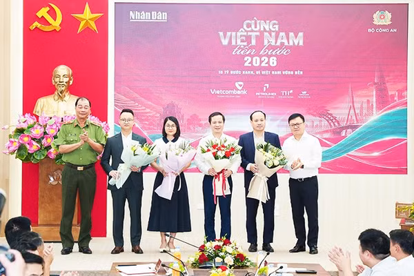 "Cùng Việt Nam tiến bước"