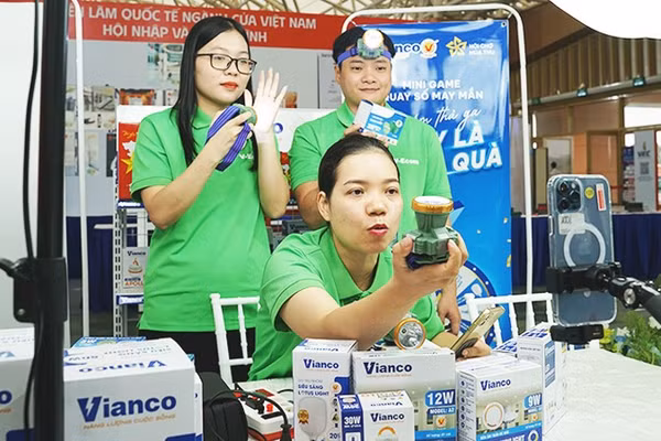 Một buổi bán hàng trực tuyến của doanh nghiệp. Ảnh: NAM ANH