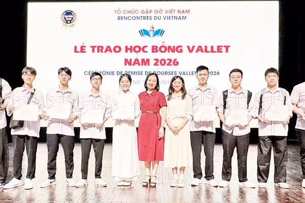 “Gặp gỡ Việt Nam” trao học bổng Vallet 