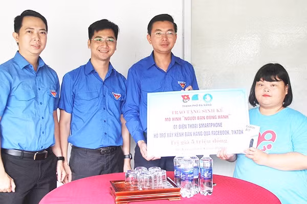 Đại diện Thành đoàn Đà Nẵng trao hỗ trợ sinh kế cho thanh niên khuyết tật.