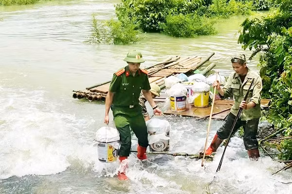 Công an xã Vạn Linh (Lạng Sơn) giúp vận chuyển nông sản cho bà con. Ảnh: CÔNG AN XÃ VẠN LINH