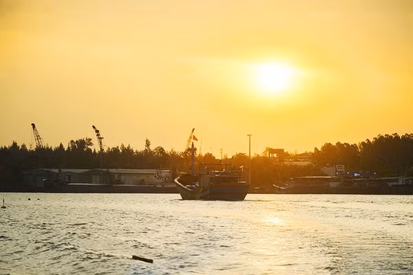 Đón bình minh tại xã đảo Tam Hải
