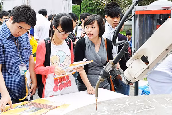 Tư vấn tuyển sinh ngành khoa học cơ bản. (Ảnh: HẢI NAM)
