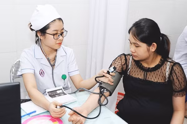 Khám bệnh tại tuyến y tế cơ sở. Ảnh: HẢI NAM