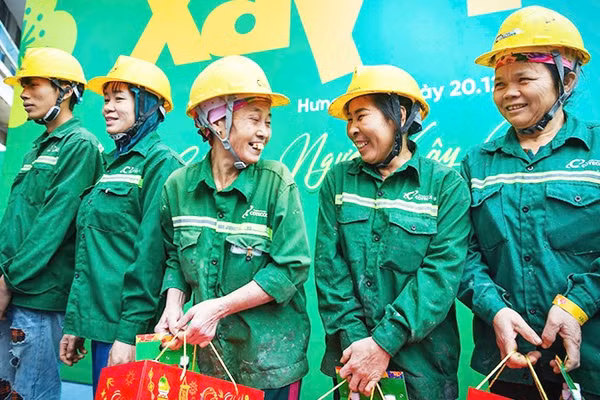 Chính sách tiền lương cần quan tâm đến khả năng đáp ứng nhu cầu thiết yếu, tích lũy và bảo đảm cuộc sống của người lao động. Ảnh: THÀNH ĐẠT