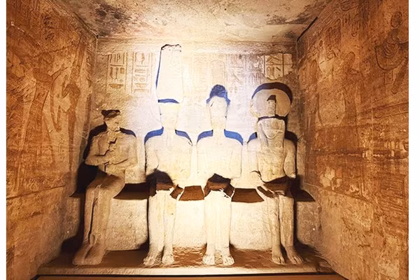 Ánh sáng chiếu rọi tới 3 vị thần, trừ Ptah (ngoài cùng bên trái).