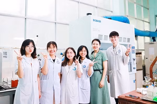 Nhóm tác giả (mặc áo blouse) và giáo viên hướng dẫn.