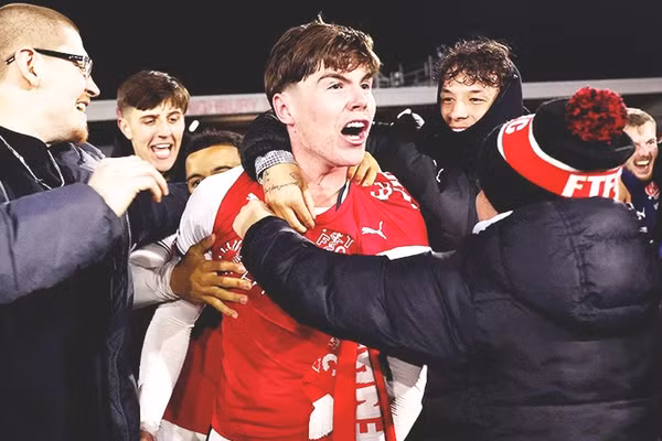 Arsenal ngã đau