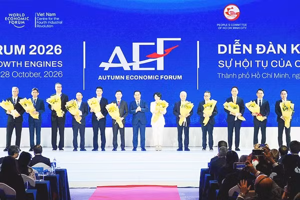 Chủ tịch UBND thành phố Hồ Chí Minh Nguyễn Văn Được chụp ảnh lưu niệm cùng đại diện các nhà đầu tư tham dự Diễn đàn Kinh tế Mùa thu năm 2026. Ảnh: BTC CUNG CẤP