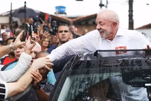 Ông Lula da Silva mừng chiến thắng. Ảnh: SHUTTER STOCK