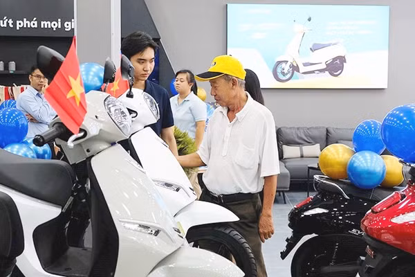 Người tiêu dùng đô thị ngày càng quan tâm nhiều đến xe máy điện.
