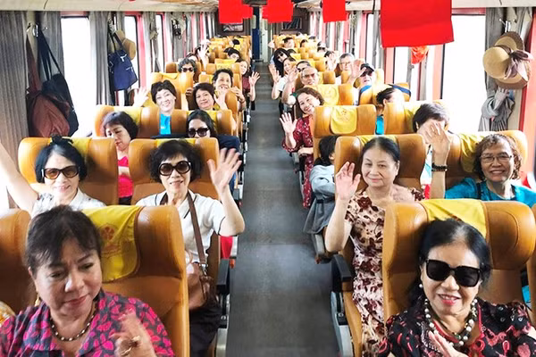 Đoàn du khách người cao tuổi trải nghiệm tàu Hoa Phượng đỏ.