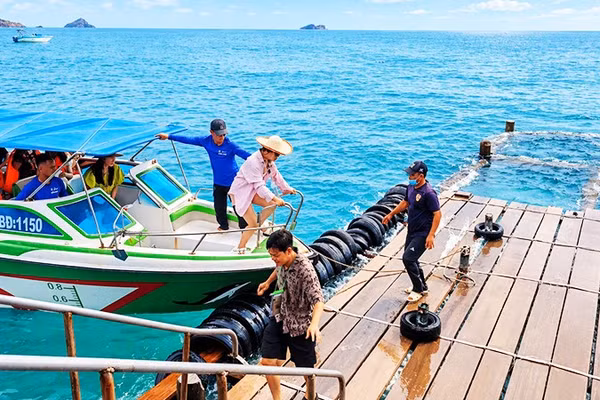 Người dân Nhơn Hải có thêm sinh kế từ các dịch vụ du lịch biển.