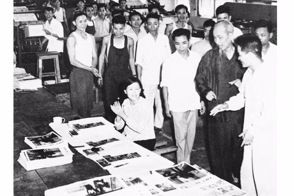 Chủ tịch Hồ Chí Minh thăm cán bộ, công nhân Nhà máy in Tiến Bộ, Hà Nội ngày 13/5/1959. Ảnh tư liệu 