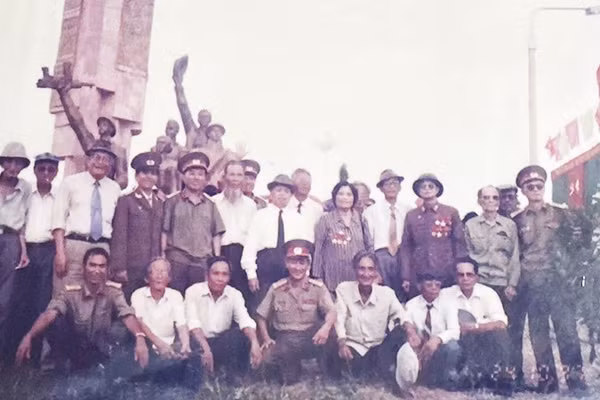 Kỷ niệm chiến thắng Sông Lô tại Đoan Hùng - Phú Thọ năm 1997. Ảnh tư liệu gia đình ông Đỗ Thiện - cán bộ tác chiến pháo binh Khu 10