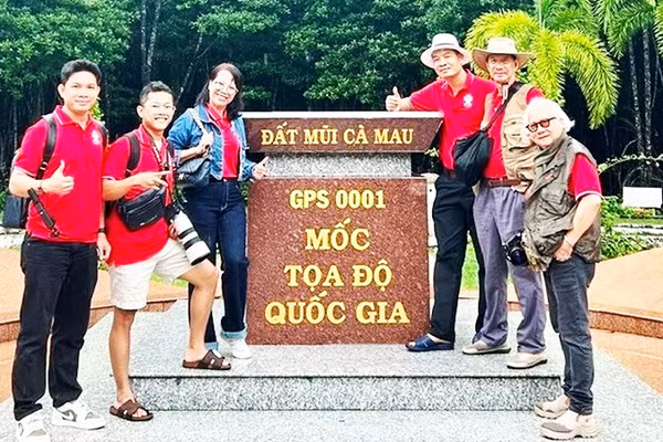 Du khách thú vị khi được chạm mốc GPS 0001 tọa độ Quốc gia.