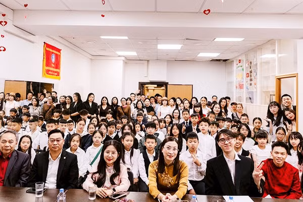 Các thầy, cô và học sinh tham dự lễ khai giảng năm học mới. Ảnh: TUẤN PHONG