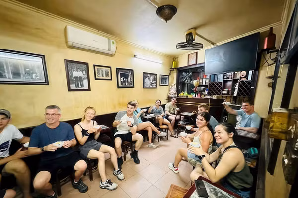 Du khách trải nghiệm cà-phê trứng tại Giảng Cafe.