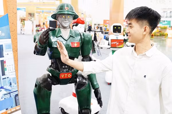 Sản phẩm robot được các công ty giới thiệu tại triển lãm công nghệ. Ảnh: NGUYỆT ANH
