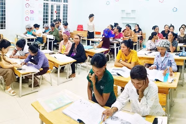 Lớp học xóa mù chữ ở bản La Trọng 1, xã Dân Hóa (Quảng Trị).