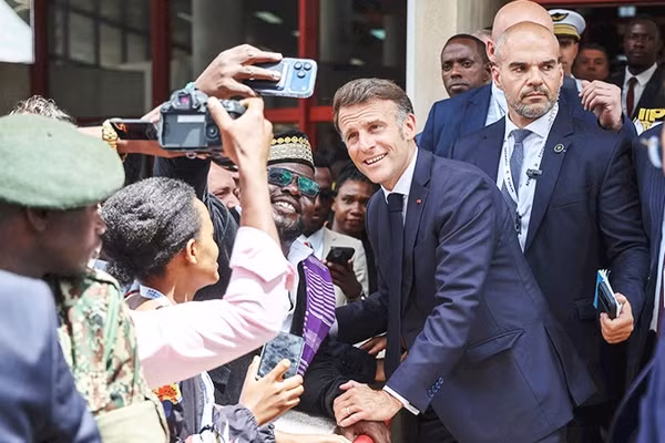Tổng thống Macron (giữa) tại Thủ đô Nairobi của Kenya. Ảnh: AFP