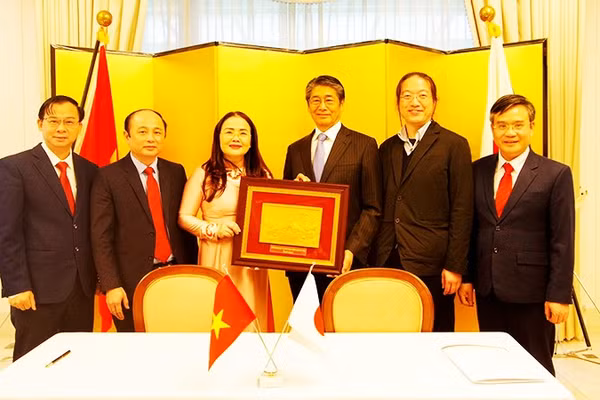 Đại diện Sở Giáo dục và Đào tạo Quảng Trị trao tặng quà lưu niệm tới Đại sứ Ito Naoki.
