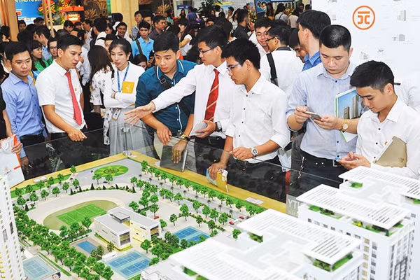 Nhà đầu tư tìm hiểu thông tin về dự án tại sàn giao dịch bất động sản. Ảnh: NAM ANH