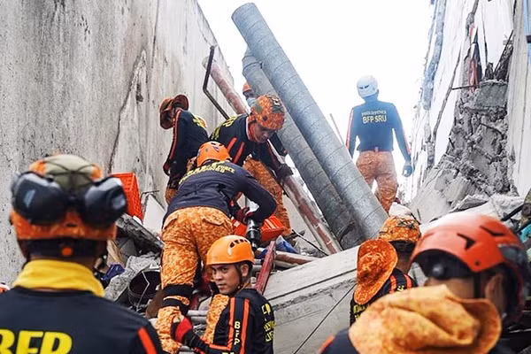 Lực lượng cứu hộ Philippines tại hiện trường. Ảnh: RNZ