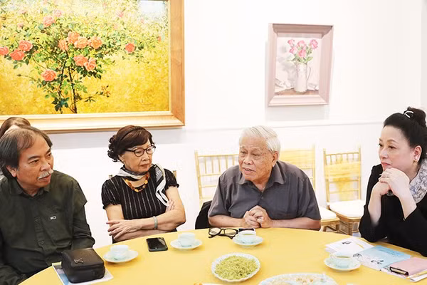 Nhà thơ Vũ Quần Phương trong một buổi trò chuyện văn chương. Ảnh: KHIẾU MINH