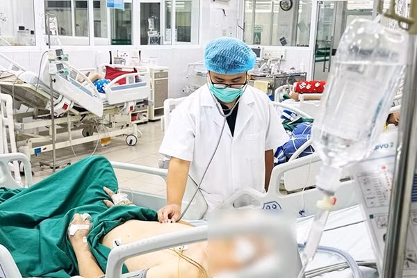 Điều trị bệnh nhân Cúm A tại Bệnh viện Nhiệt đới Trung ương. Ảnh: Bệnh viện cung cấp