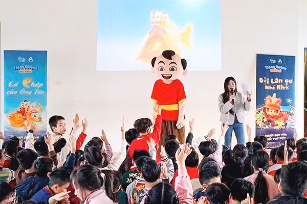 Khán giả nhỏ giao lưu sau khi xem phim “Trạng Quỳnh thời nhí nhố”.
