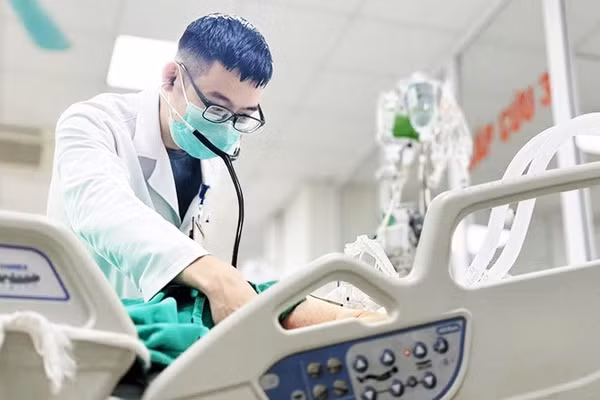 Một ca trực của bác sĩ nội trú tại BV Bệnh Nhiệt đới Trung ương. Ảnh: AN NHƯ
