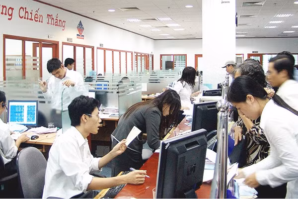 Kết thúc phiên 14/10, VN-Index giảm 14,55 điểm, xuống 1.704,87 điểm. Ảnh: NAM ANH