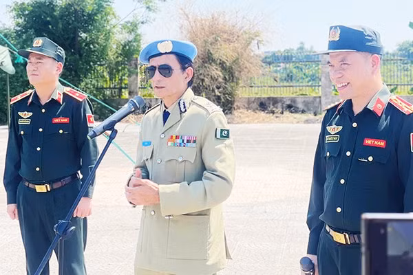 Ông Faisal Shahkar (giữa).