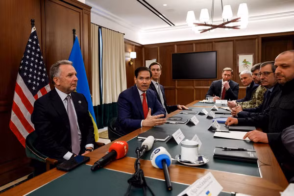 Một cuộc thảo luận giữa phái đoàn Mỹ (bên trái) và Ukraine. Ảnh: GETTY IMAGES