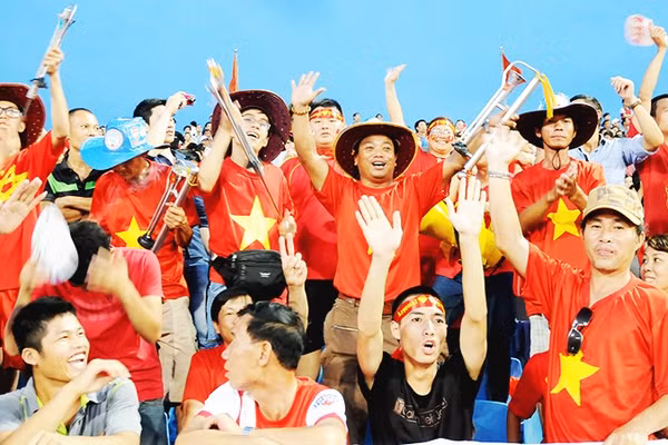 Tình yêu bóng đá. Ảnh: NAM HẢI