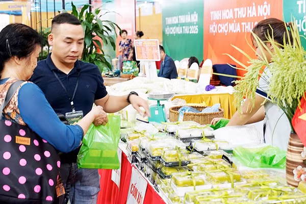 Sản phẩm cốm được nhiều người ưa chuộng. Ảnh: SONG ANH
