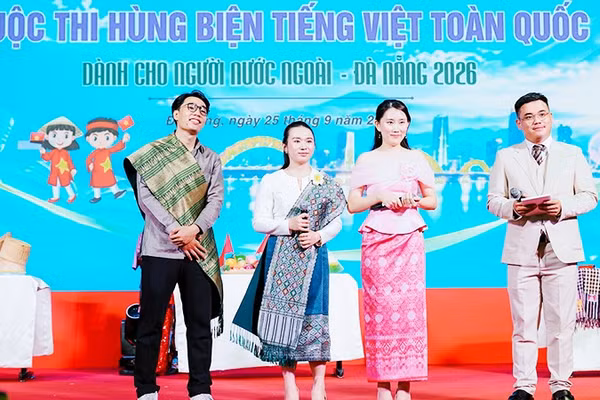 Nhóm sinh viên quốc tế của Trường đại học Mở Thành phố Hồ Chí Minh đã xuất sắc giành Giải nhất tại “Cuộc thi Hùng biện tiếng Việt toàn quốc dành cho người nước ngoài - Đà Nẵng 2026”. Ảnh: NHÀ TRƯỜNG CUNG CẤP