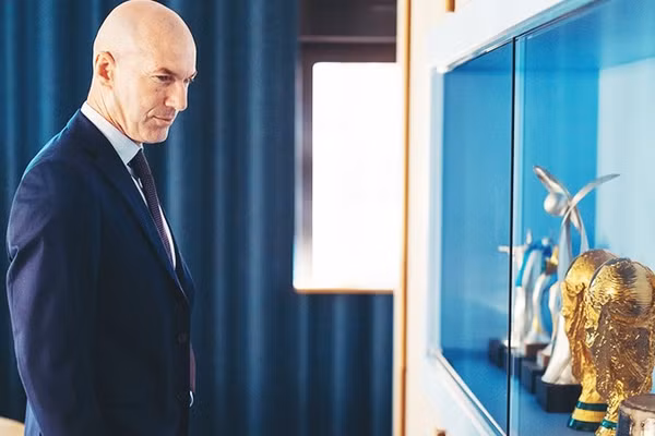 Sau bốn năm chờ đợi, cuối cùng Zidane đã được bổ nhiệm làm Huấn luyện viên trưởng đội tuyển Pháp.