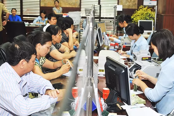 Người dân lựa chọn gửi tiền tiết kiệm để bảo toàn vốn khi các kênh đầu tư khác còn nhiều biến động. Ảnh: NAM ANH