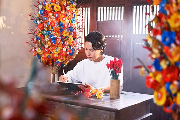 Nhà thiết kế Lê Trọng Hoàng trong chuyến đi tìm hiểu nghề làm hoa giấy Thanh Tiên. Ảnh: NVCC